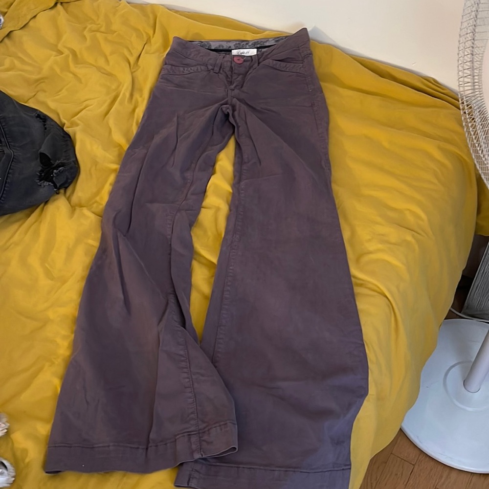 SUPER FLATTERING Low rise flare chino jean